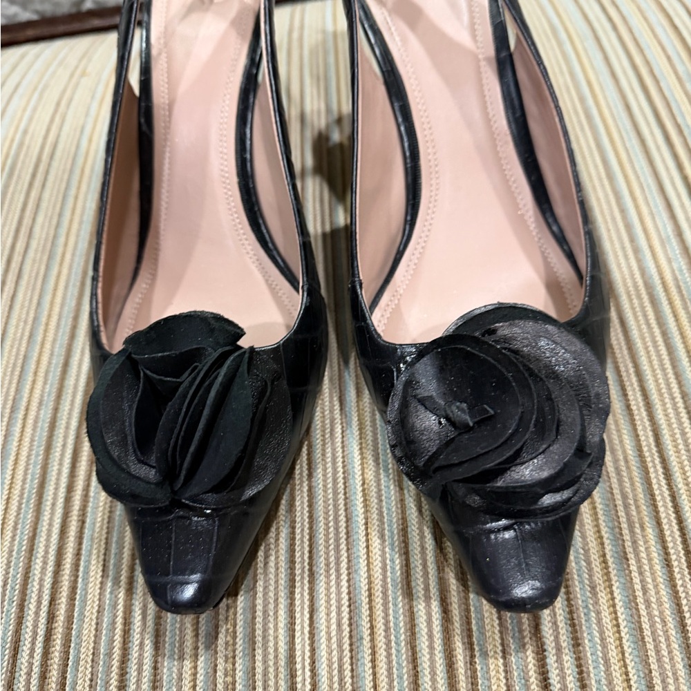 Black Pointed Toe Floral Accent Women’s Pumps Like new